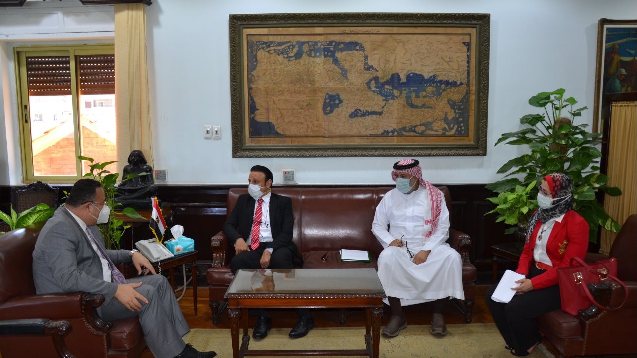 رئيس جامعة الإسكندرية يبحث مع دبلوماسي سعودي سبل التعاون