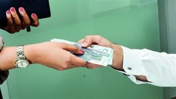 اعطاء المراة مالها لزوجها  