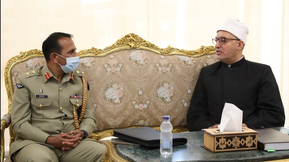 امين البحوث الإسلامية خلال اجتماعه السيد نفيد أحمد 
