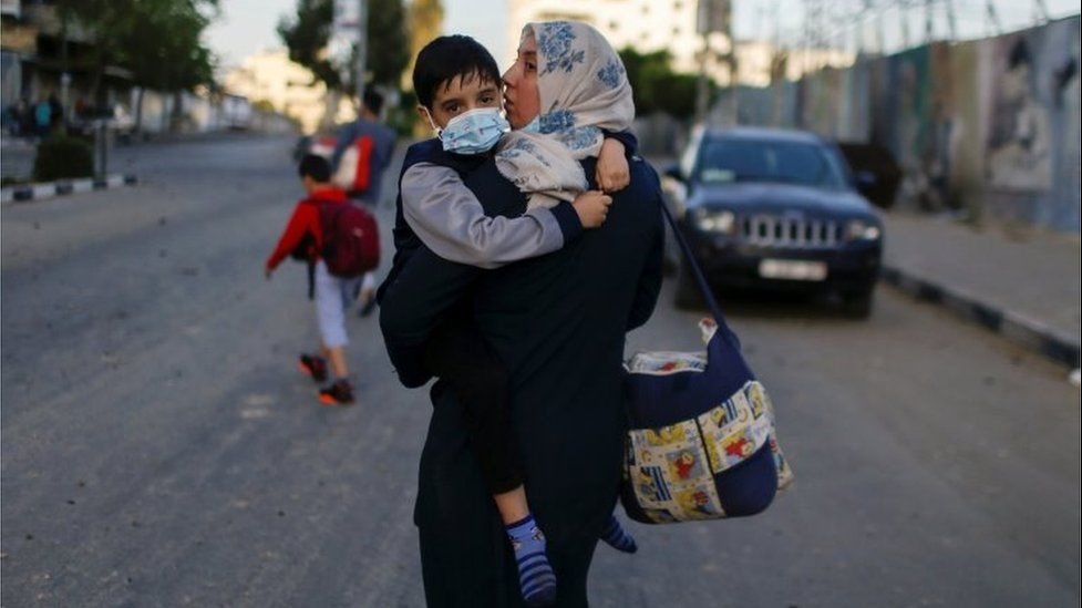 الفلسطينيون يواجهون غارات العدو في أي وقت