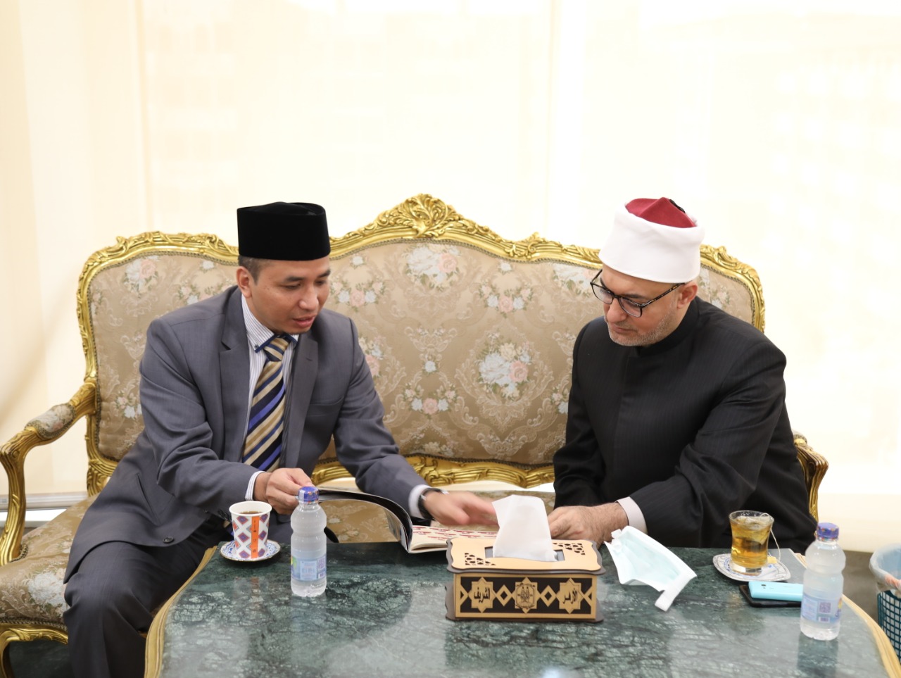 د. نظير عياد خلال استقبال الوفد الاندونيسي 