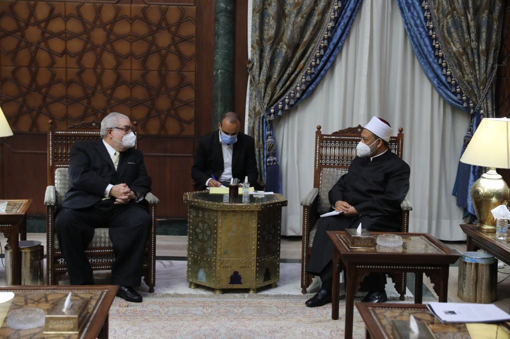 سفير الدومينيكان مع شيخ الأزهر 