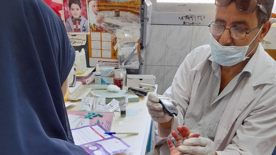 توقيع الكشف الطبي على المرضى بالمنيا 