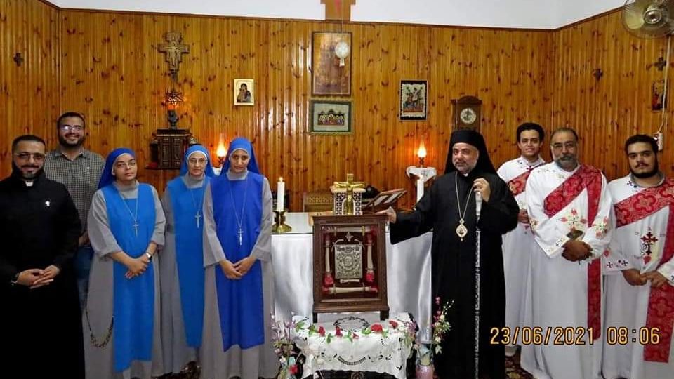  الأنبا عمانوئيل يعود إلى إيبارشية طيبة بصحبة رفات القديس مو