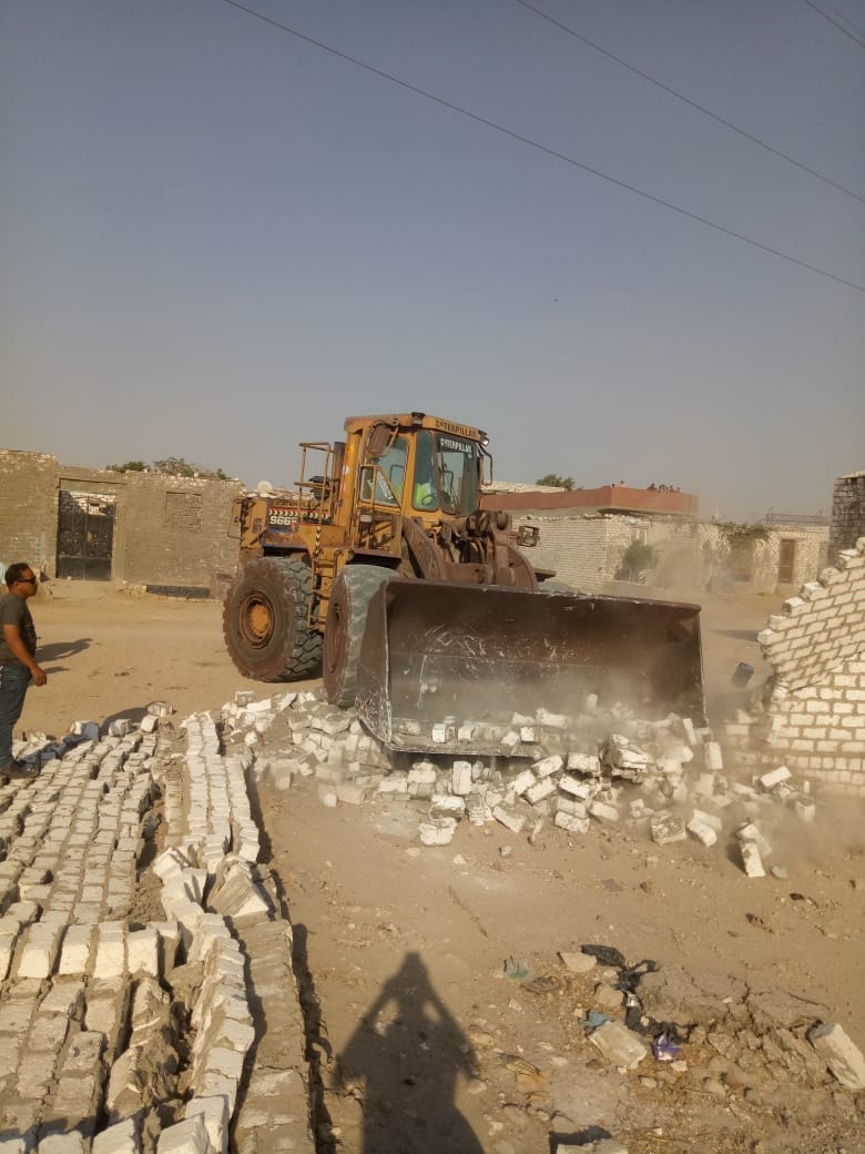  إزالة التعديات على أرض مخصصة كمنطقة صناعية بحلوان