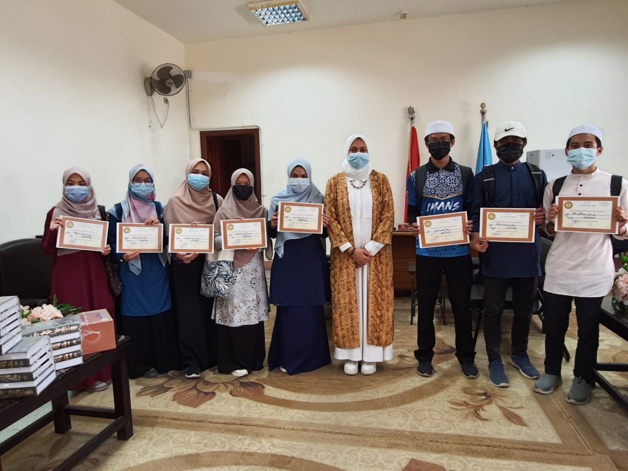عميدة العلوم الإسلامية تكرم الطلاب الوافدين المتفوقين