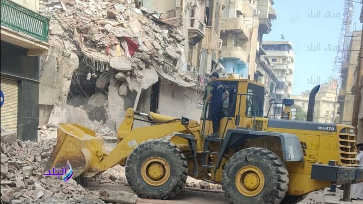 أول صور وفيديو من موقع العقار المنهار وسط الإسكندرية