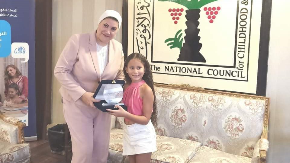 الدكتورة سحر السنباطى تكرم الطفلة جوليا
