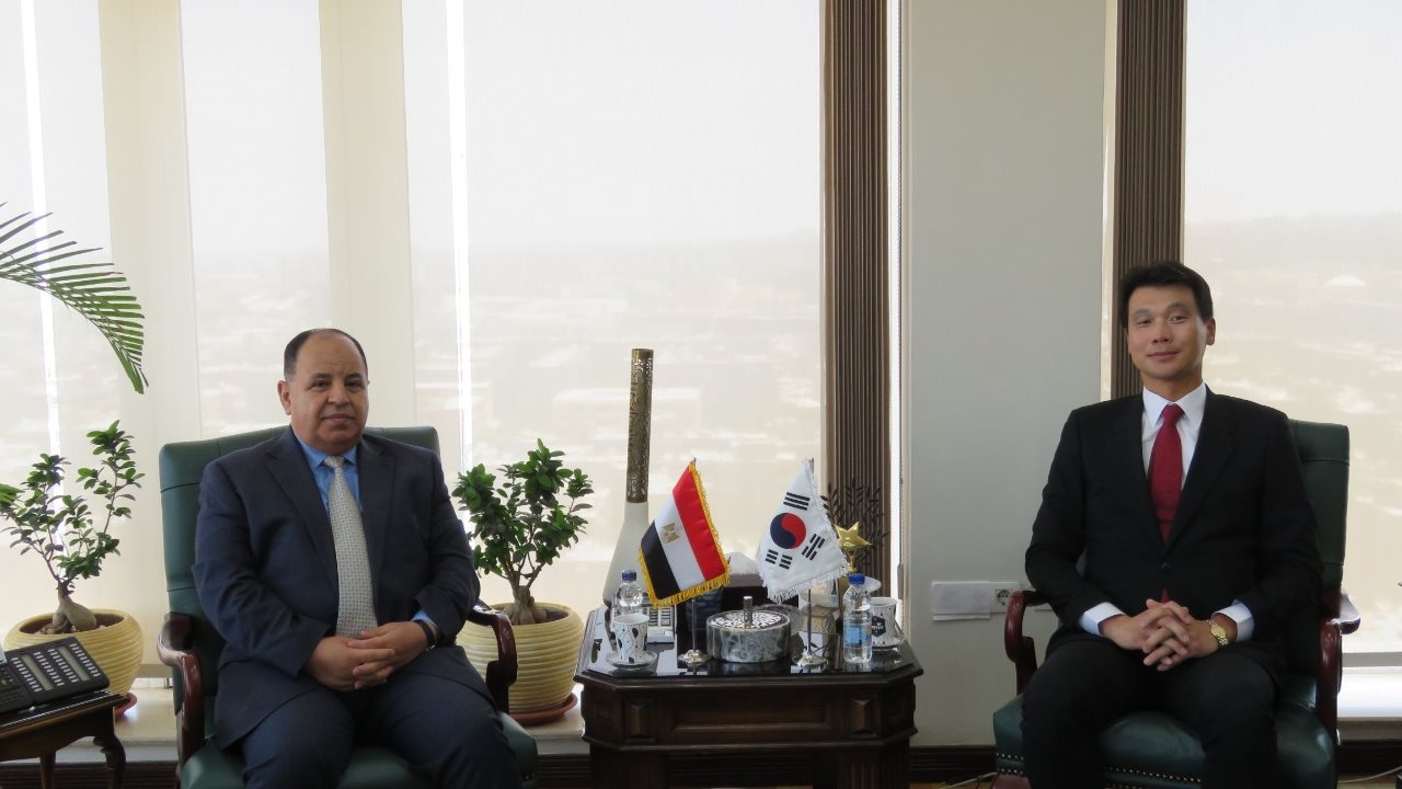 وزير المالية خلال اجتماعه بسفير كوريا الجنوبية