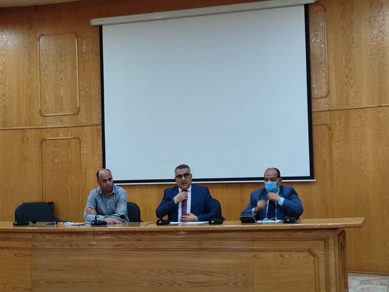 الدكتور خالد عطا الله نائب رئيس الجامعة أثناء الاجتماع