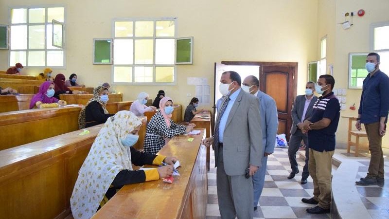 رئيس جامعة بني سويف يتفقد الامتحانات رئيس جامعة بني سويف يتفقد الامتحانات