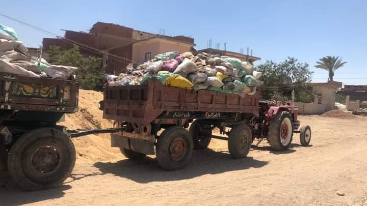 بعض الجرارات تنقل القمامة بالفيوم