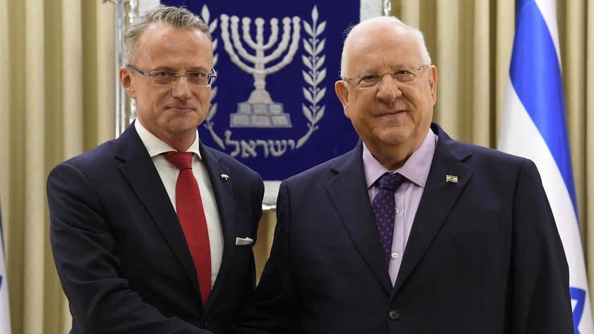 السفير البولندي ماريك ماجيروفسكي مع الرئيس الاسرائيلي السابق