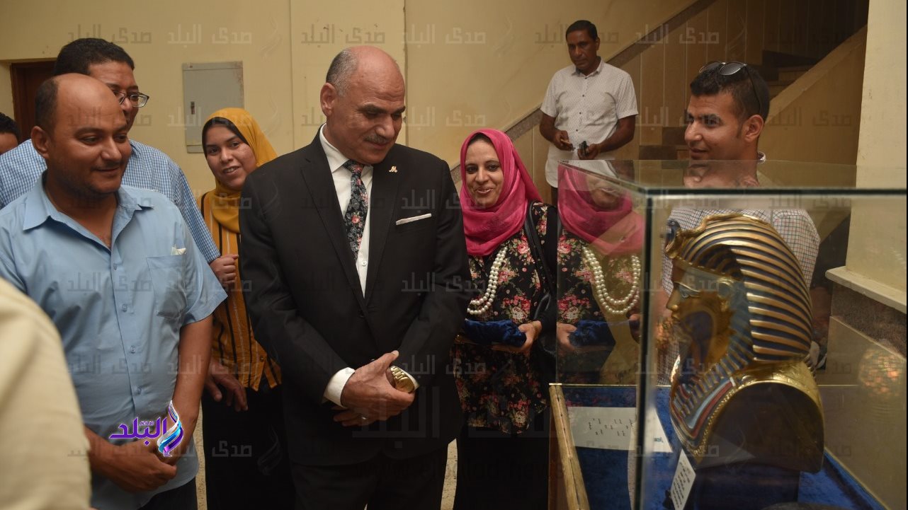 رئيس جامعة الأقصر يفتتح مشروعات تخرج طلاب قسم الترميم بكلية 