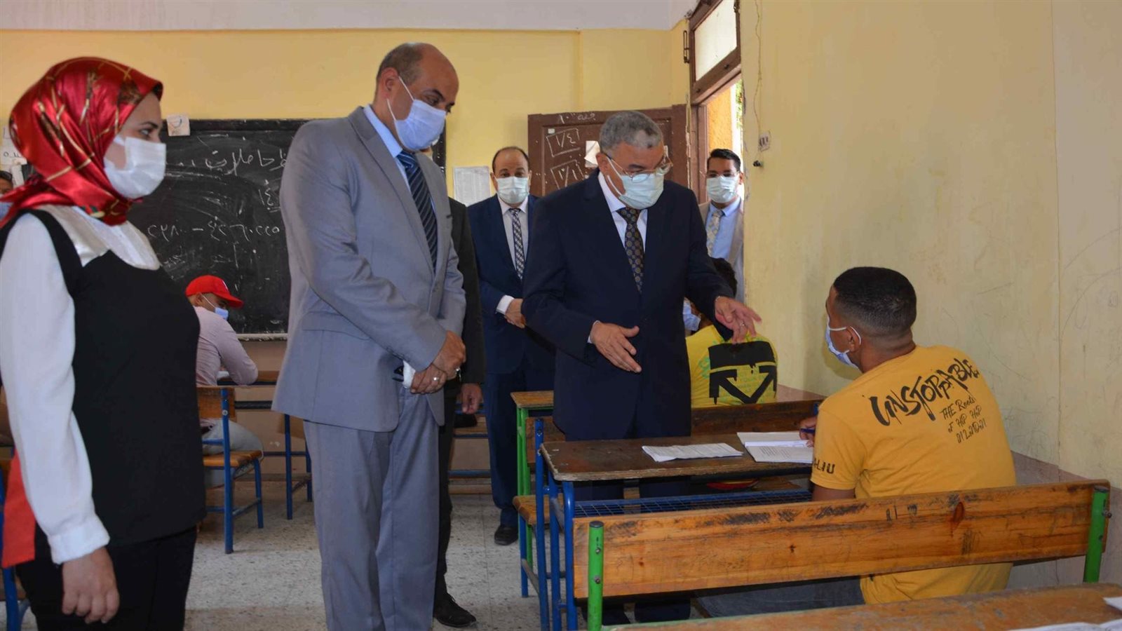 محافظ المنيا يتفقد لجان الامتحانات 