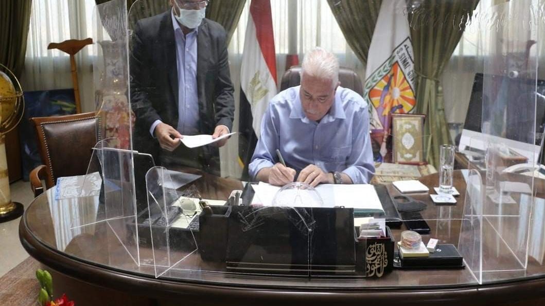 فودة يوقع علي حالات التصالح 