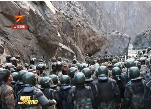 حشد جنود هنود على حدود الصين