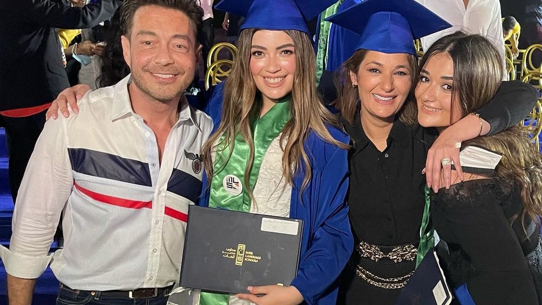 أحمد زاهر يحتفل بتخرج ابنتيه ليلى وملك 