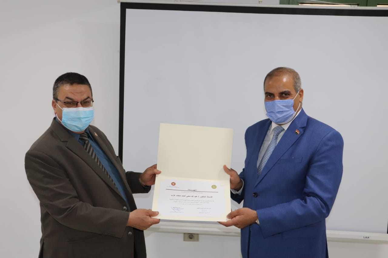 رئيس جامعة الأزهر يسلم شهادة التخرج لعضو هيئة التدريس