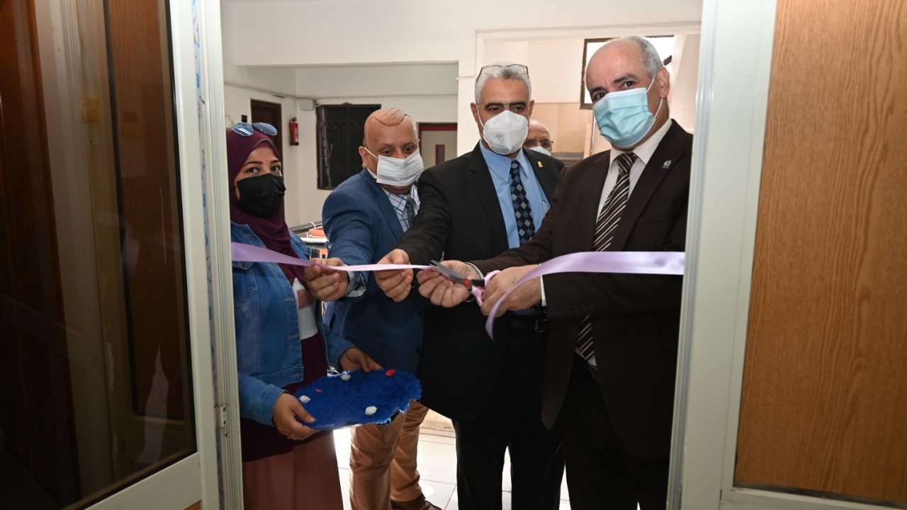 رئيس جامعة الفيوم أُثناء الافتتاح