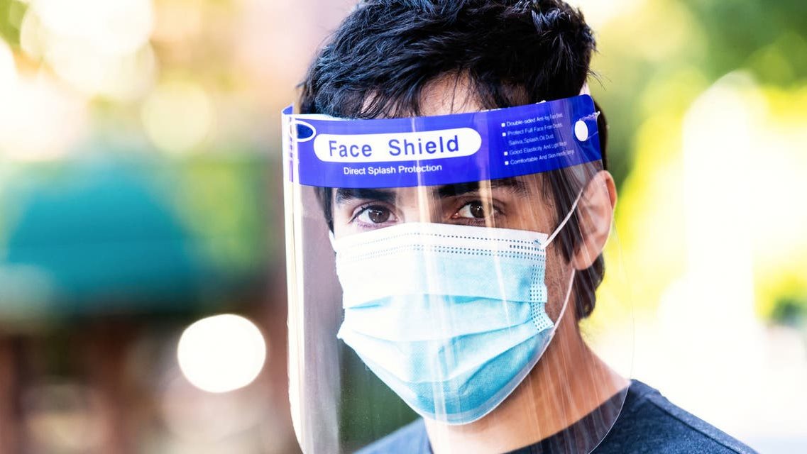 أقنعة الوجه البلاستيكية لا تحمي من كورونا