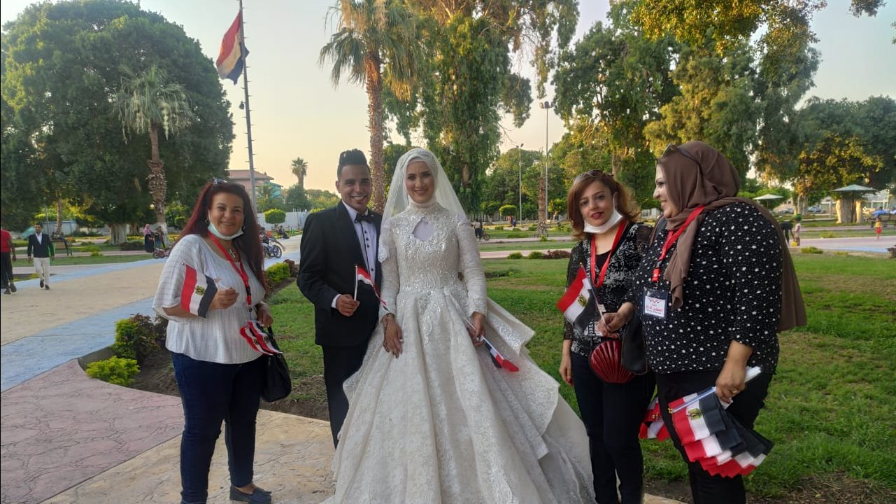 عروسين يحتفلان
