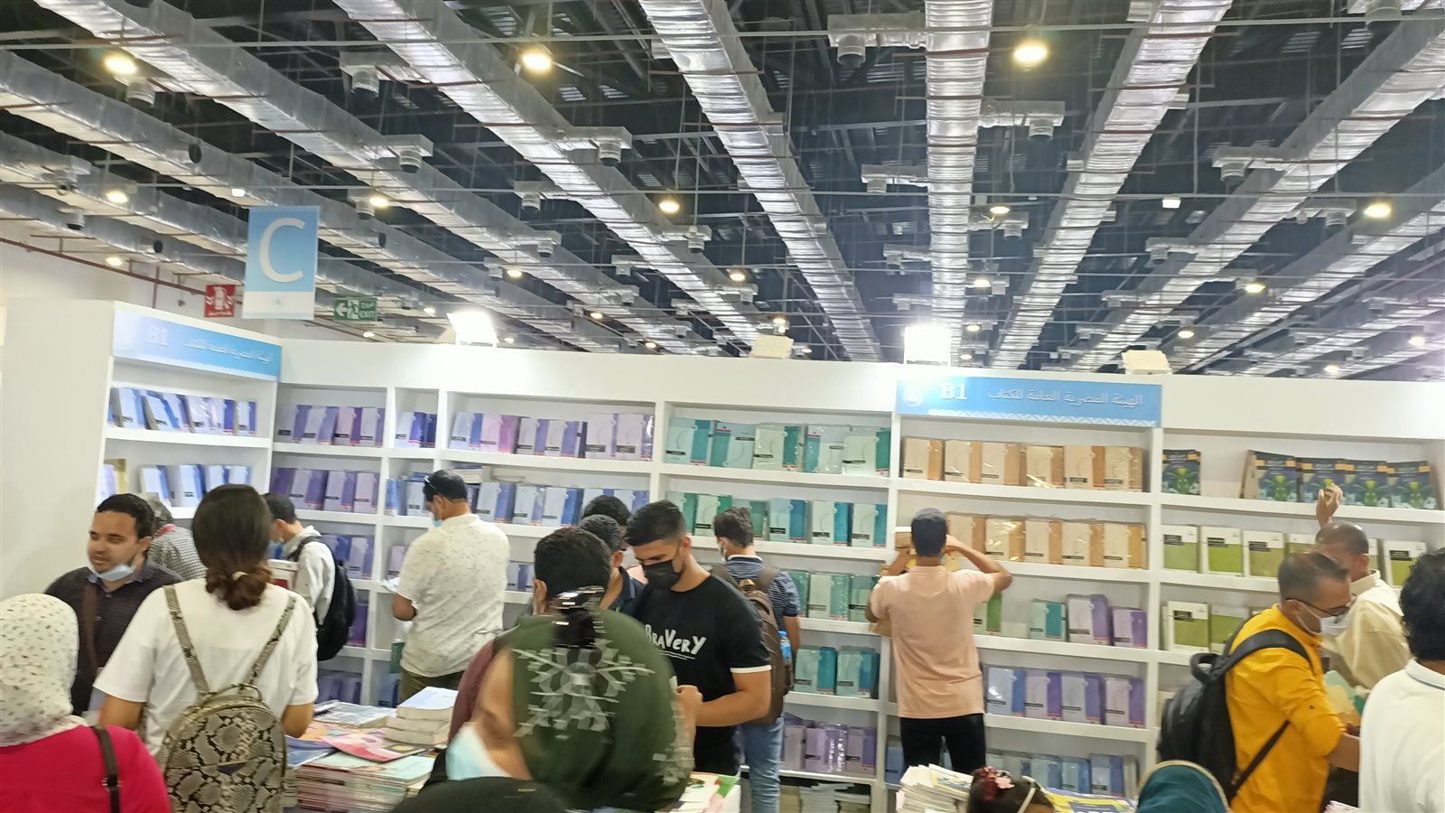 إقبال على المعرض إقبال على المعرض