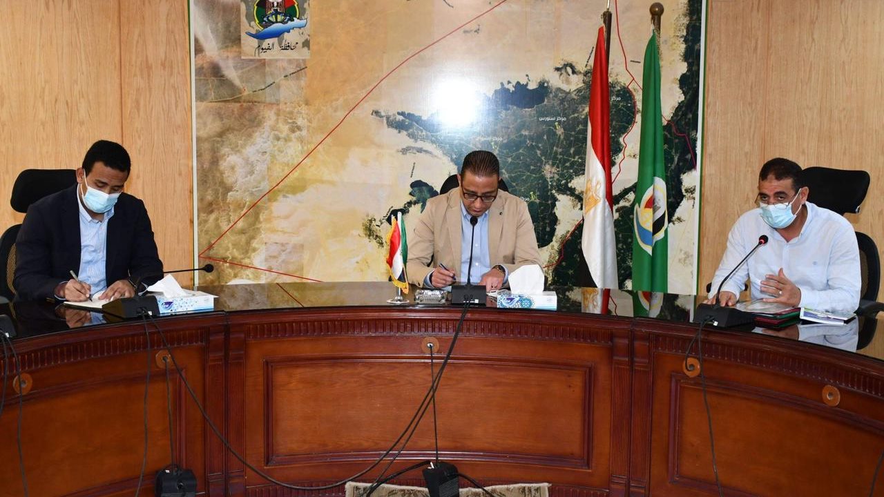 محافظ الفيوم أثناء اللقاء