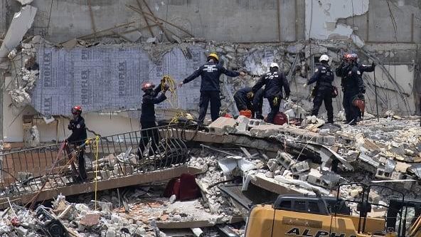 مبنى ميامي المنهار في فلوريدا 