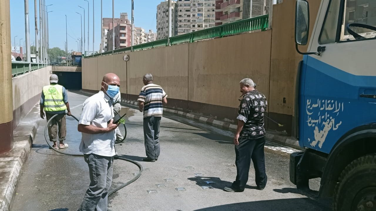 سكرتير مساعد أسيوط يتابع حملة بنفق الزهراء بحي غرب