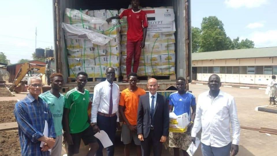سفير مصر لدى جنوب السودان يُسلم مساعدات إغاثية مقدمة 