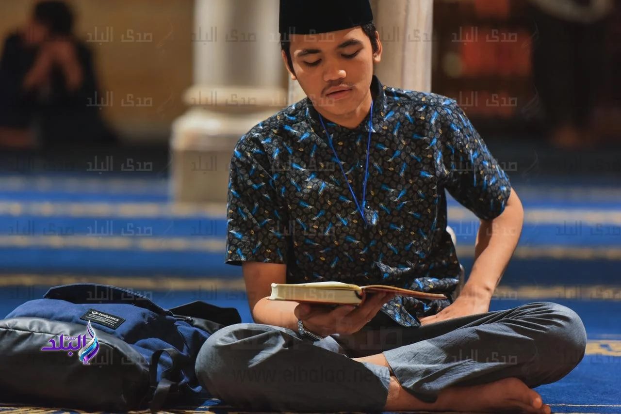 أحد طلاب الأزهر الوافدين يقرأ القرآن