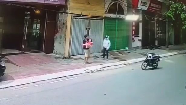  لحظة إنقاذ طفلة سقطت من شرفة منزلها 