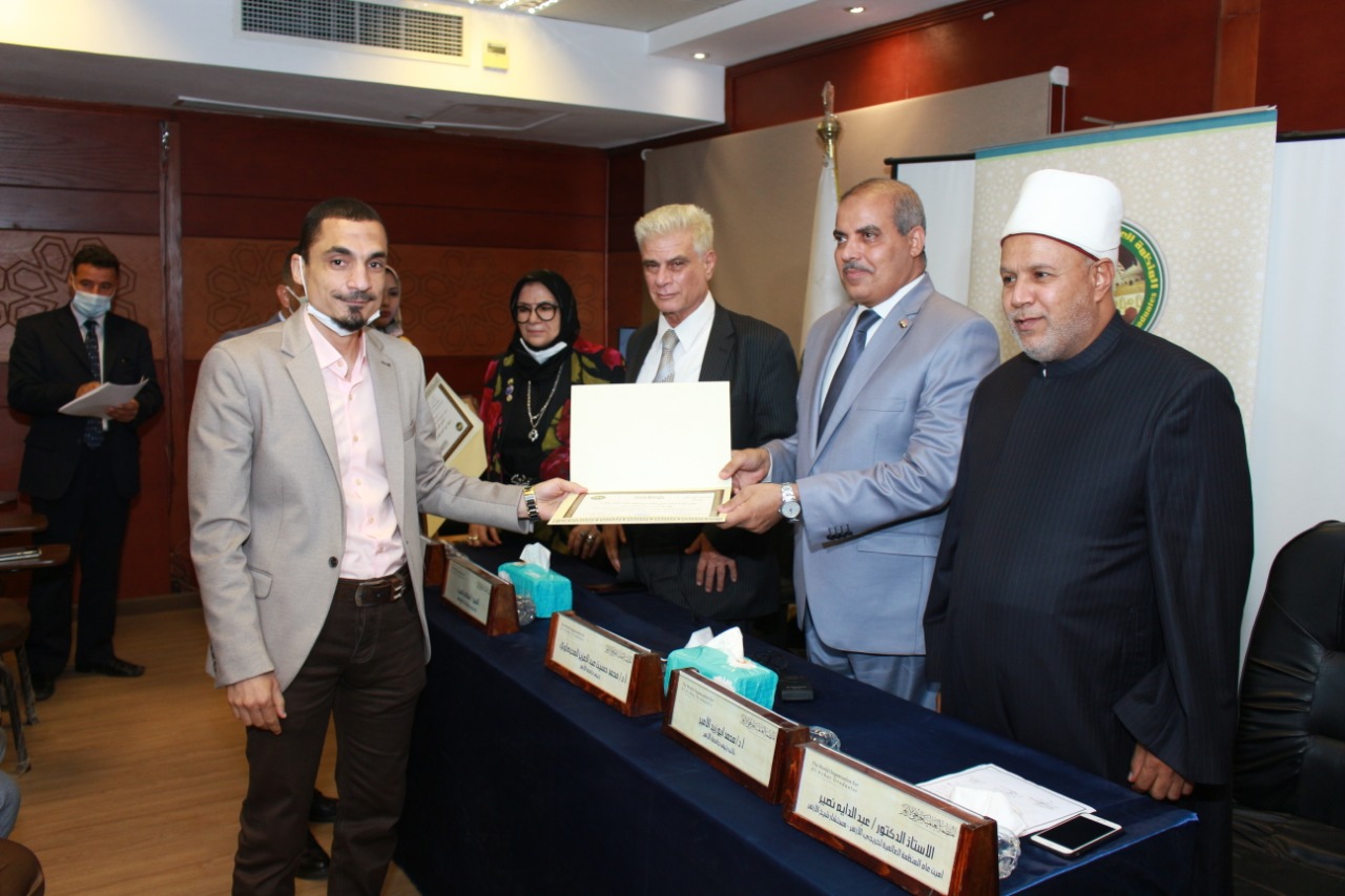 رئيس جامعة الأزهر يكرم الفائزين