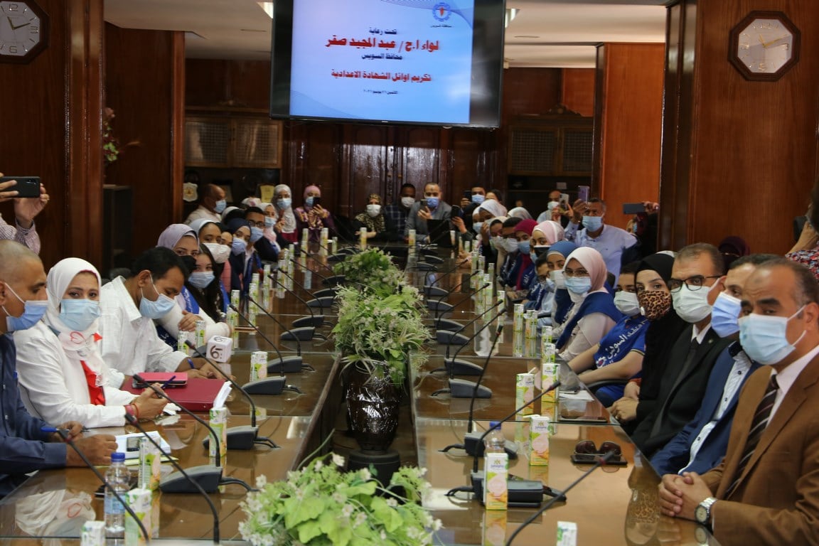 اجتماع محافظ السويس