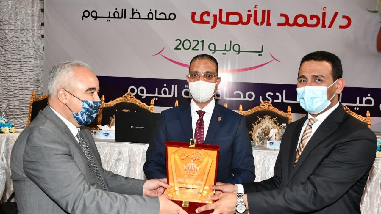 محافظ الفيوم يسلم درع المحافظة للمهندس محسن ربيع 