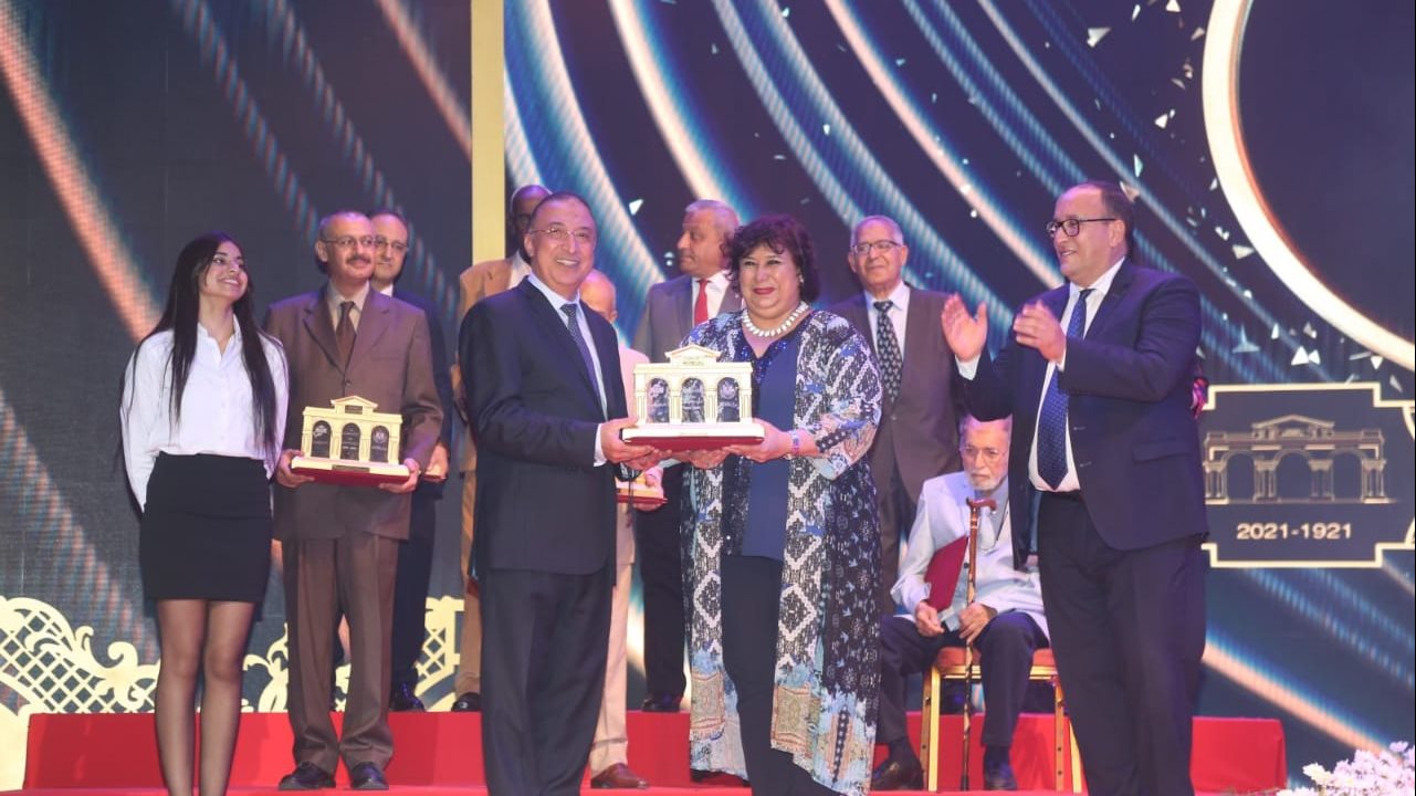 وزيرة الثقافة تكرم اللواء محمد الشريف بمسرح سيد درويش