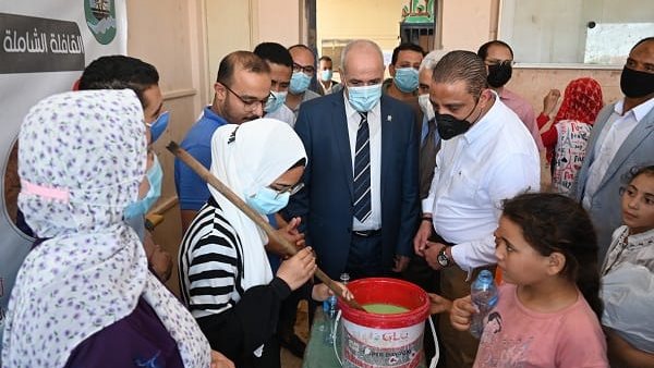 محافظ الفيوم ورئيس الجامعة أثناء تفقدهما القافلة