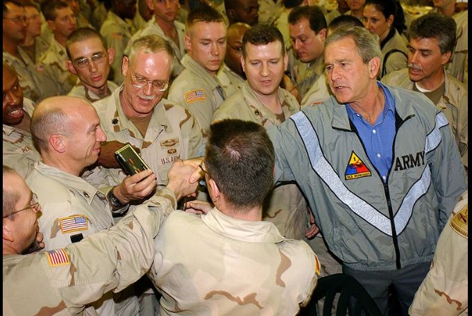 جورج بوش بين قواته