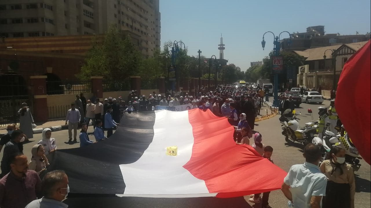 محافظ أسيوط يقود مسيرا احتفالا بذكرى 30 يونيو 