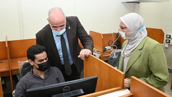 رئيس جامعة الفيوم أثناء تفقده الاختبارات 