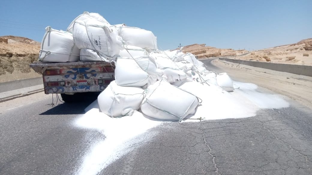 سقوط حمولة سيارة نقل بطريق مطروح سيوة