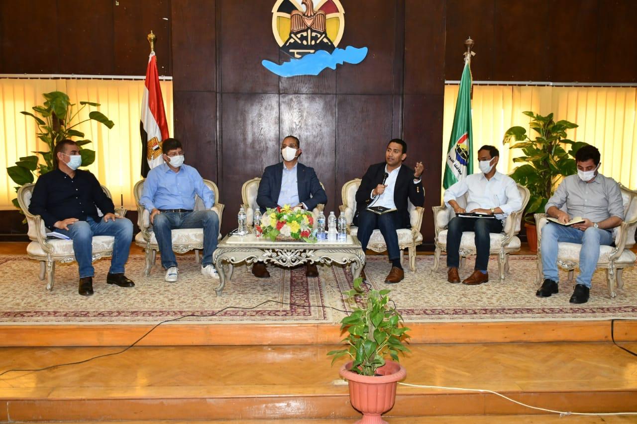 محافظ الفيوم أثناء اللقاء محافظ الفيوم أثناء اللقاء