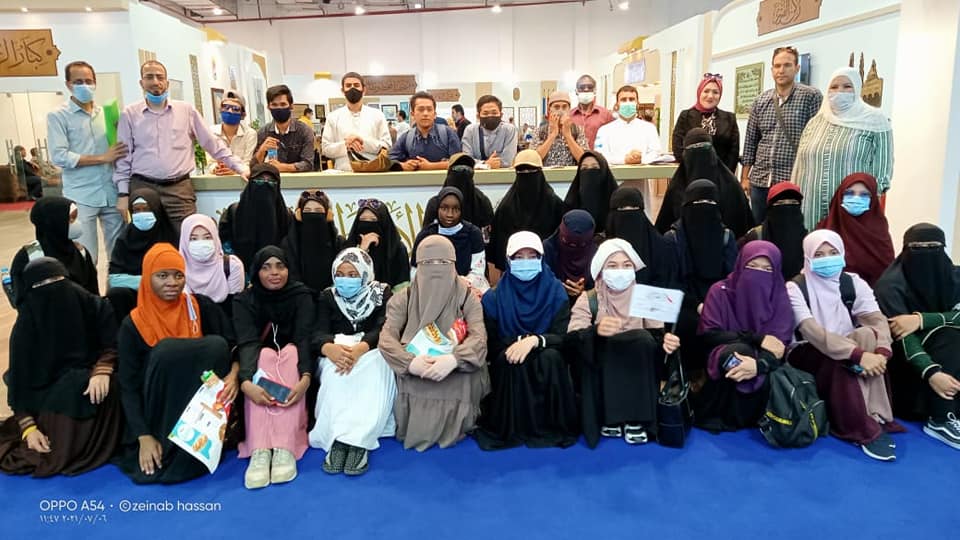 الطلاب الوافدين في معرض الكتاب