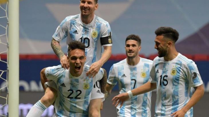 ميسي وسط لاعبي الأرجنتين  ميسي وسط لاعبي الأرجنتين