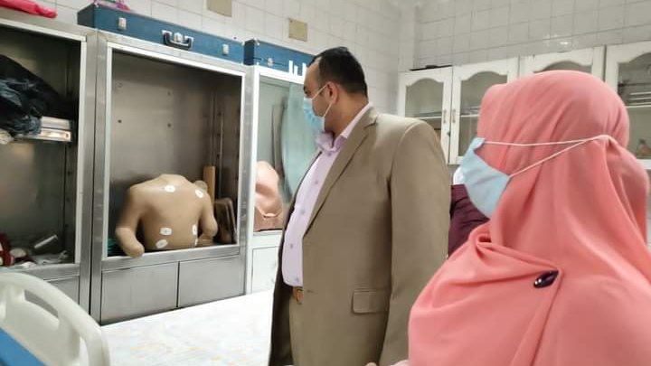 مدير عام التأمين الصحى أثناء الجولة