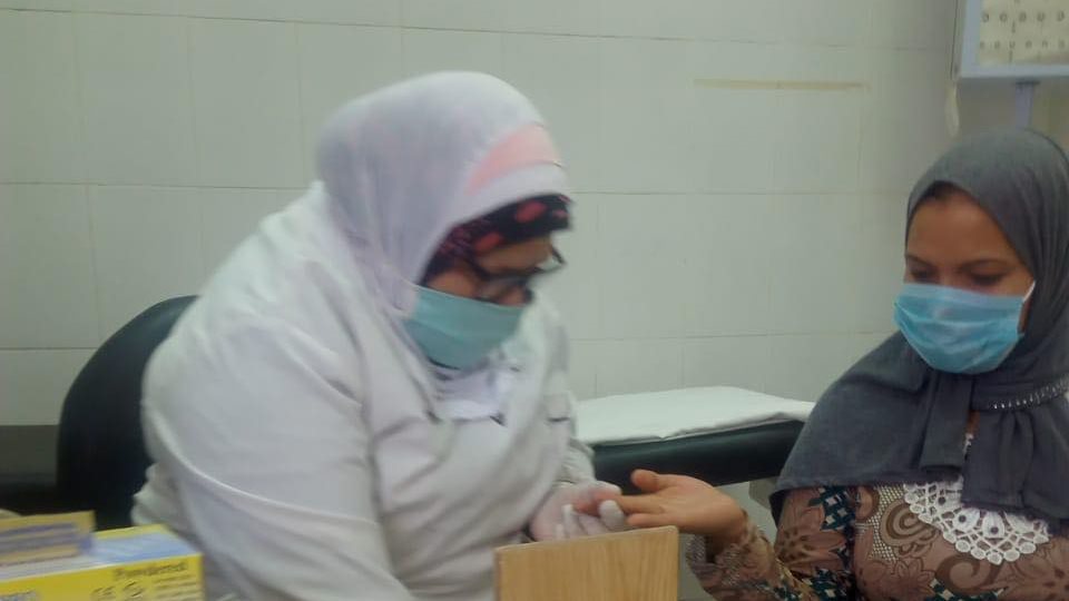 توقيع الكشف الطبي على المرضى بالمنيا 