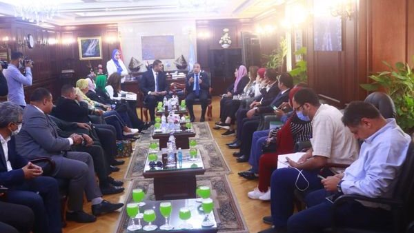 محافظ الأسكندرية أثناء استقباله لوفد إعلام النواب