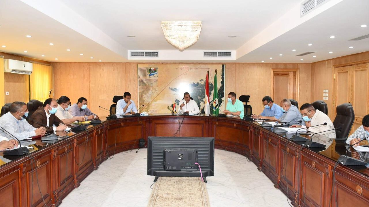 محافظ الفيوم أثناء اللقاء