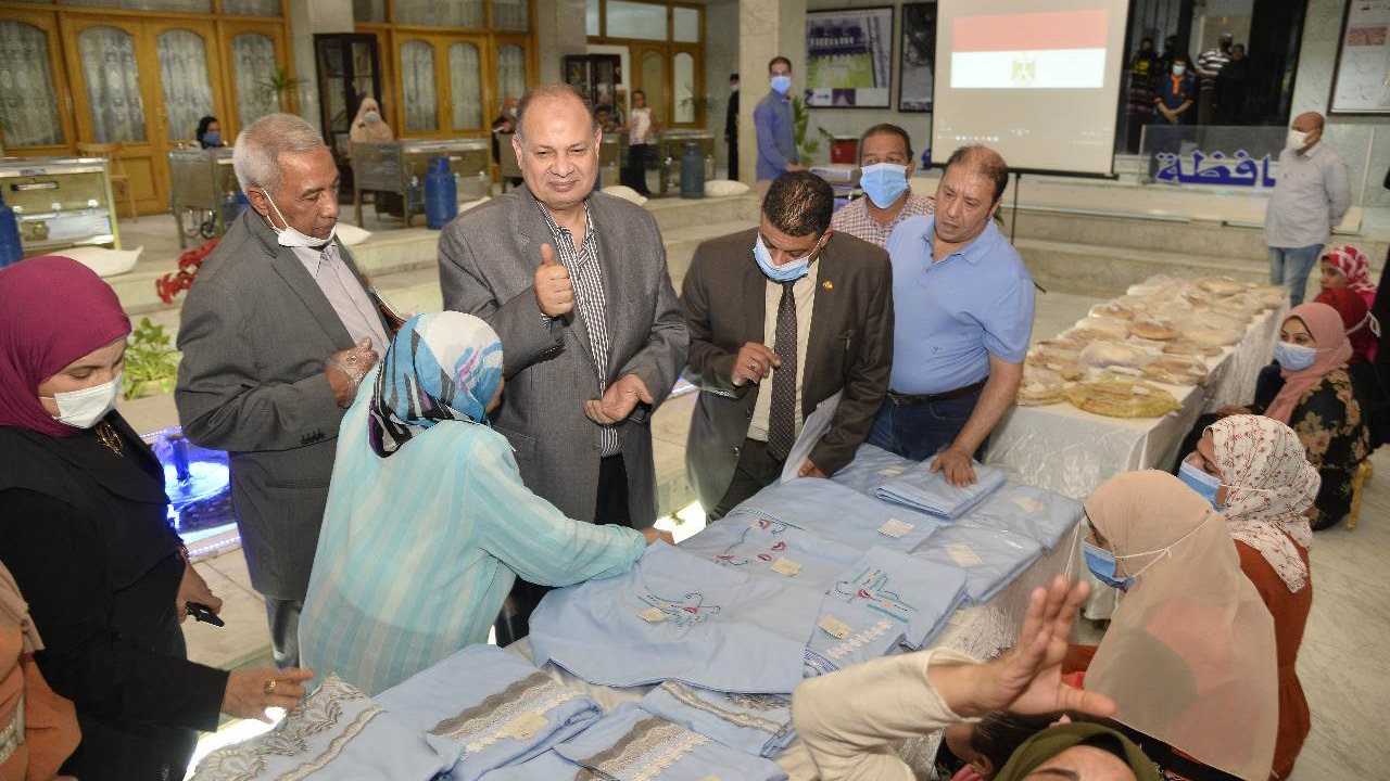 محافظ أسيوط يوزع ماكينات خياطة وأفران منزلية 